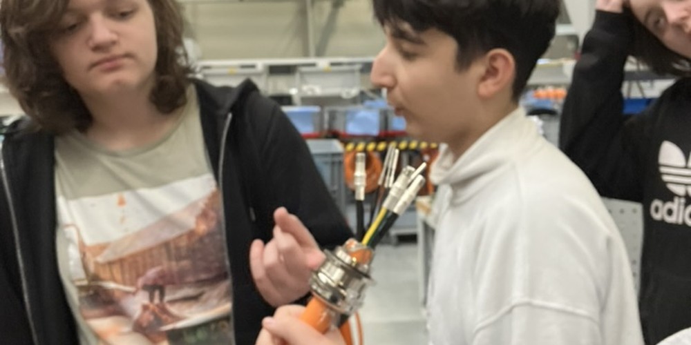 Schüler prüfen ein Kabel