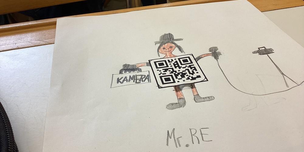 Reporter als Strichmännchen um QR-Code.