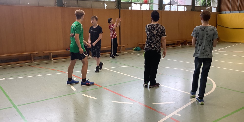 Sporthelfer in der Turnhalle
