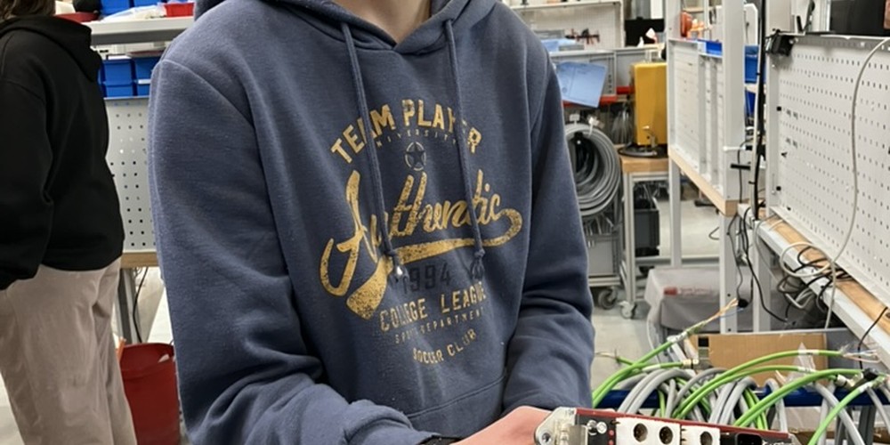 Ein Schüler informiert sich über Kabel.